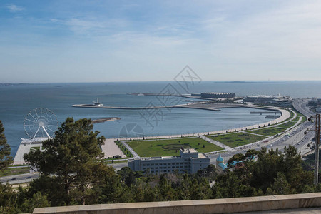 摩天轮大海城市和道路的美丽全景图片