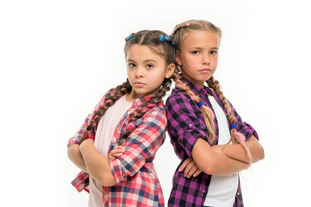 女孩姐妹们自信地背靠站着友谊的支持和信任姐妹情谊的目标姐妹们一起孤立的白色背景姐妹关系姐妹情谊图片