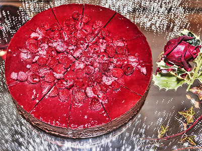 装满奶油和草莓的图层蛋糕图片