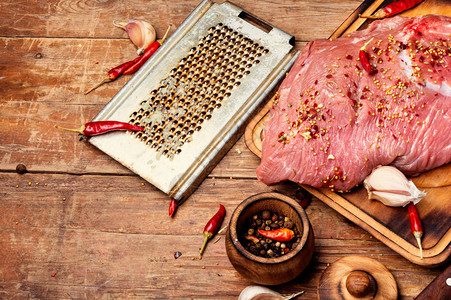鲜切牛肉在切板上加香料辣生肉图片