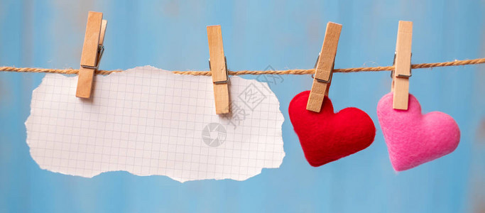红色心形装饰挂在蓝色木制背景上的文本复制空间线上爱婚礼浪漫和快乐情图片