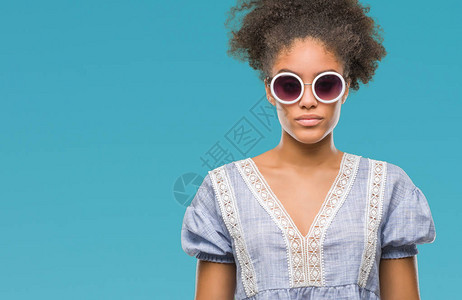 年轻美国女人戴着眼镜图片素材