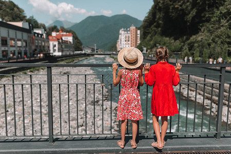在一个欧洲城市的山河堤上的小姑娘们暑假旅行计划图片