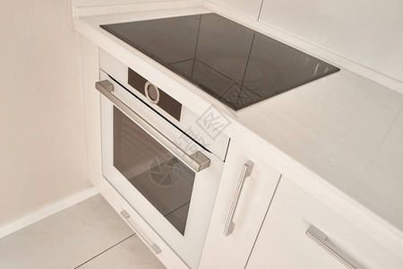 带电磁炉的现代白色厨房图片