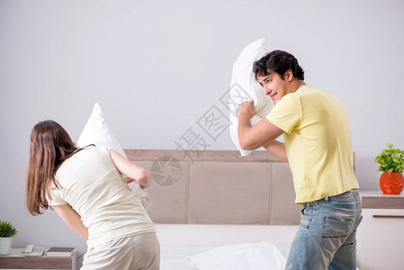 妻子和丈夫在卧室里打枕头仗图片