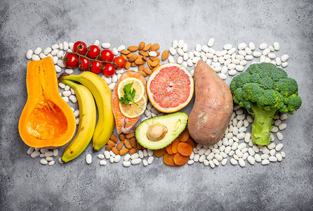 白石背景上含钾的蔬菜水果和食物图片