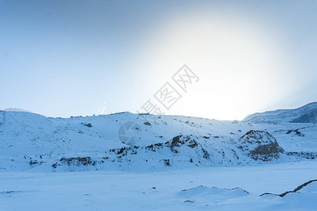 在雪山峰上半个山脉覆盖着积图片