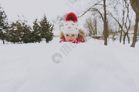 穿着冬季衣帽的美丽小女孩躲藏起来图片