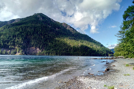 湖光山色群山环抱蓝天白云图片