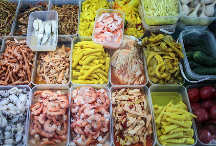 北极甜虾市场上托盘腌制产品的柜台背景
