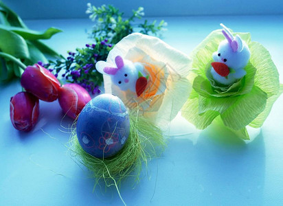 鸡蛋复活节玩具小窗台上的装饰品复背景图片