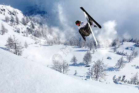 在新鲜的雪中跳台滑雪背景图片