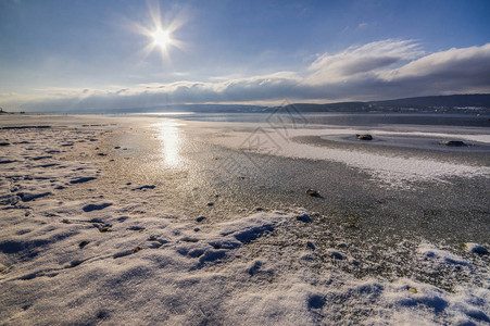 冬天风景与蓝天和太阳的博登湖图片