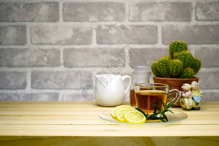 松木桌上的红茶和柠檬片图片