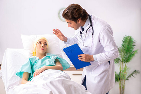 访问女肿瘤病患者的图片
