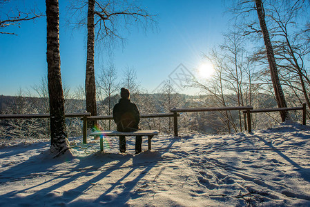 男子迎着复星在大雪中升起背景