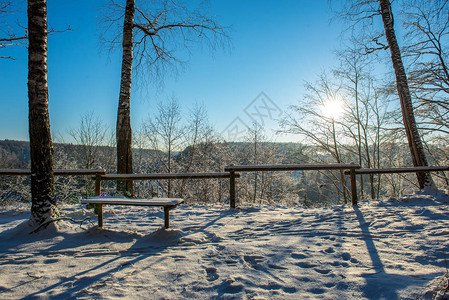 男子迎着复星在大雪中升起图片