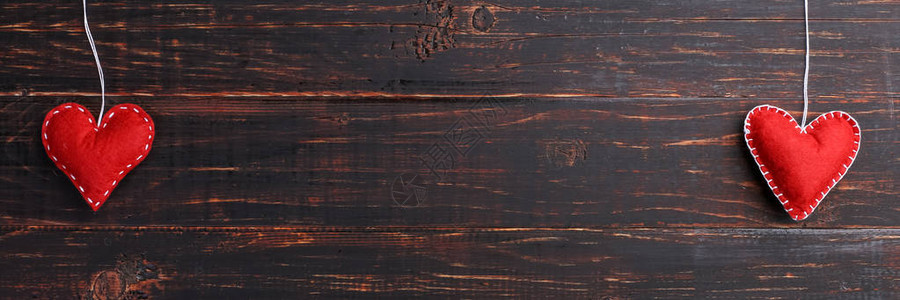 手工制作的红心在木制桌上概念横图片