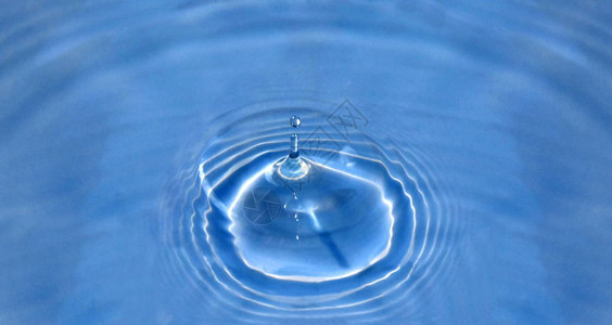 一个有阳光的蓝色小水滴背景图片