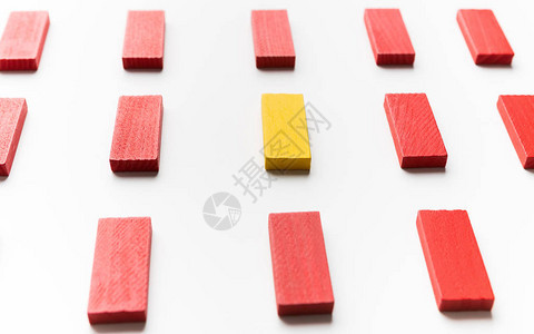 个和财富白色背景的红色木块中的一个黄色图片
