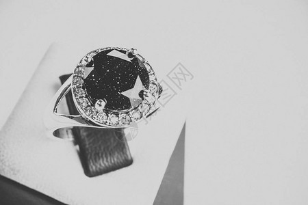美丽的银戒指珍贵的珠宝图片