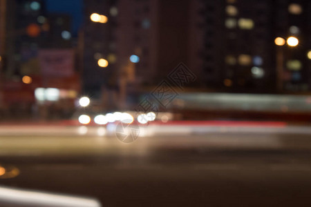 晚上的高速公路车子在夜间高速行驶带灯的模糊道路背景图片