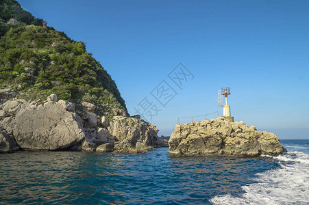 卡普里岛地中海沿岩石在一次机动船巡航中图片