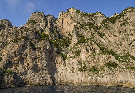 卡普里岛地中海沿岩石在一次机动船巡航中图片