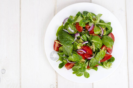减重概念健康生活方式新鲜蔬菜和草药的浅色拉图片