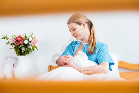 关注在医院房间哺乳新生儿婴的年轻快乐母亲有选择图片