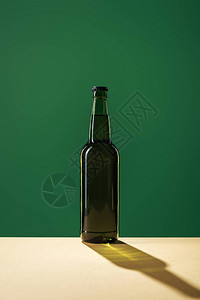 啤酒瓶用绿色的圣节日概念背景图片