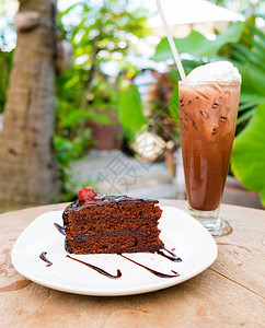 巧克力蛋糕和巧克力饮料图片