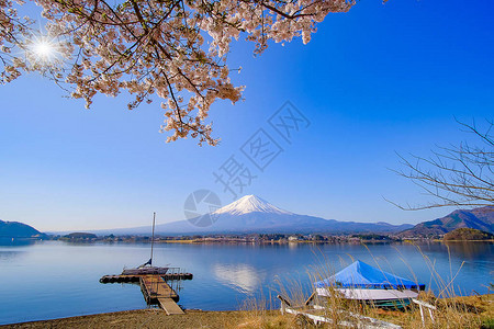 日本山梨县河口湖春季富士山图片