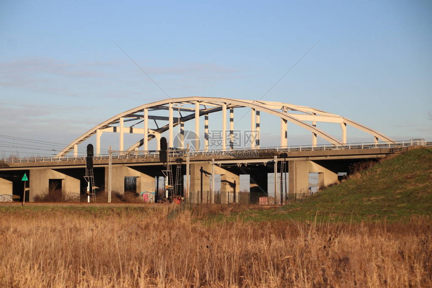 位于Gouda海牙和Waddinxveen之间的铁路轨道上A20高速公路图片