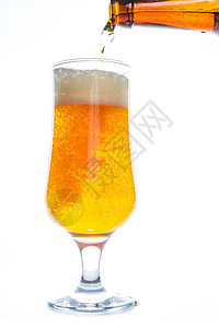 啤酒正从白色背景中隔离的瓶子倒入玻璃杯中图片