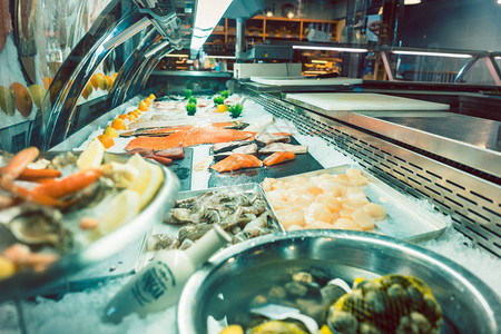 鲜新鲑鱼片和各种海产食品在一家有营养鱼类专业的现代餐厅的展示式图片