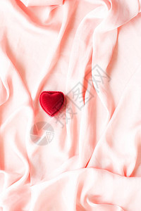 红心首饰礼物盒的粉色丝绸情人节真爱订婚和求婚概念你愿意做背景图片