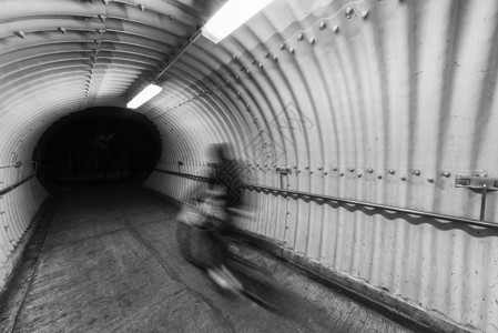 在隧道中骑自图片