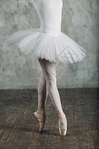 舞厅里有芭蕾舞女青年芭蕾舞者双腿图片