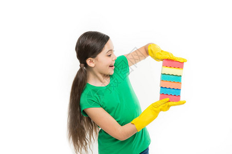 清洁用品清洗橡胶手套的女孩拿着许多五颜六色的海绵白色背景帮忙清理清洁配件家政职责洗碗背景图片