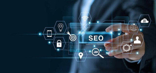 SEO搜索引擎优化营销理念商人手里拿着词seo并在网络连接上搜索数字在线营图片