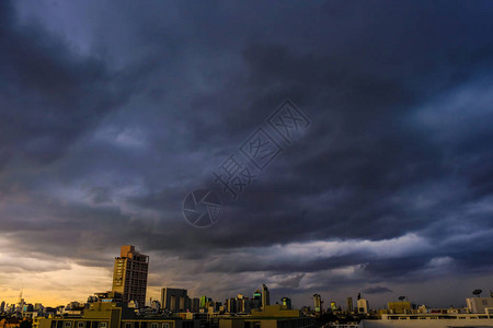 现代城市建筑的摩天大楼上云彩雨图片