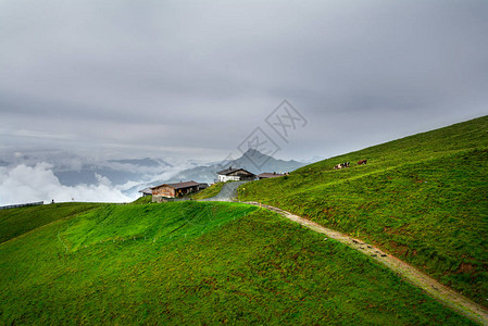 奥地利蒂罗尔阿卑斯山脉的福吉地貌背景是基茨布尔峰Kitz图片