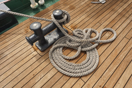 船甲板上的卷绳图片