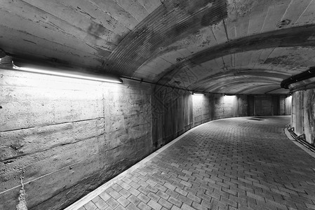 黑白相间的空旧隧道图片