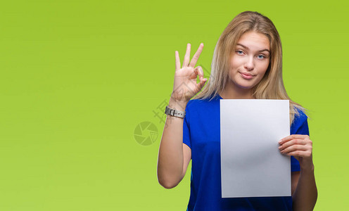 年轻的白种女人在孤立的背景上拿着空白纸片图片