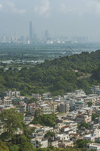 香港元朗区村庄与深圳天际线图片