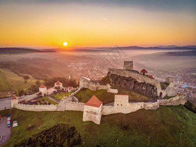 罗马尼亚的Rupea堡景色日出图片