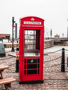 利物浦的红色电话亭用于扔垃圾鲜艳的色彩灰色的天空图片