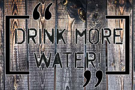 手写文本多喝水概念意义增加所需的饮用水量每天都在变化木制背景复古木材野生信息图片